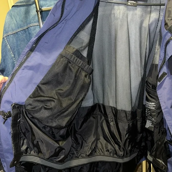 Mountain hardware jacket size large - Picture 3 of 5